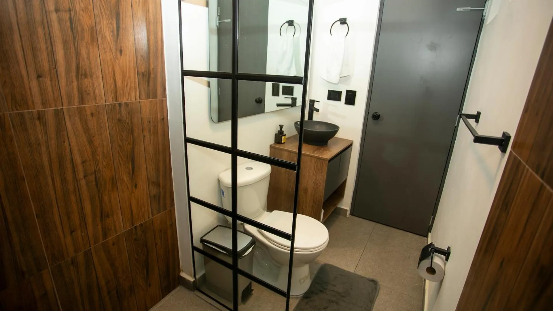 Lorel Spring Luxury Stay Cozy And Relaxing 5Br-Ac-Wifi-Jacuzzi-Ac-Laundry Medellín 0*,  Colombia
